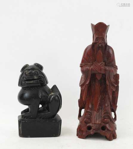 CHINE : lot comprenant un dignitaire en bois sculpté teinté,...