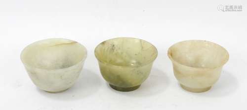 CHINE : trois sorbets en jade sculpté. Haut.: 3 cm. Diam.: 5...