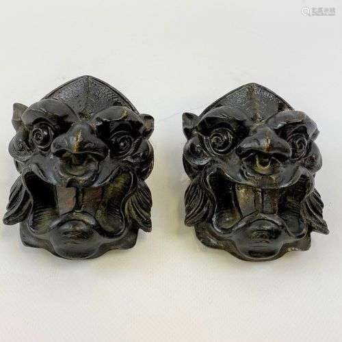 ENSEMBLE DE DEUX (2) OBJETS EN BRONZE FORMANT TETE DE LION S...