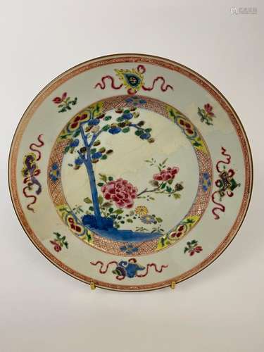 ASSIETTE EN PORCELAINE DANS LE GOUT DE LA FAMILLE ROSE Chine...