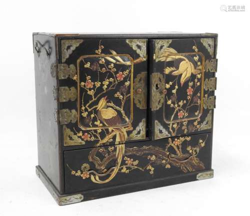 JAPON : Coffret - Cabinet en bois laqué à décor de faisans d...