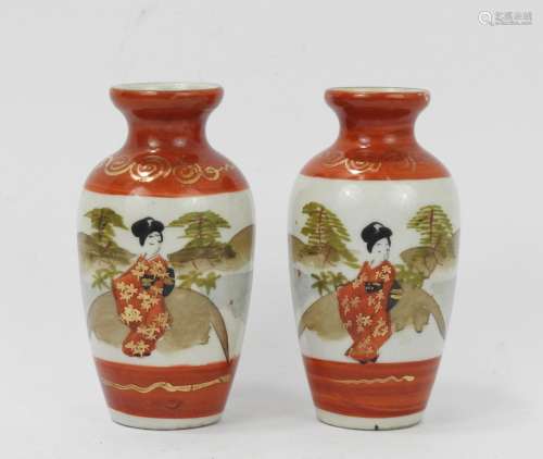 JAPON : Paire de petits vases en porcelaine à décor d'une fe...