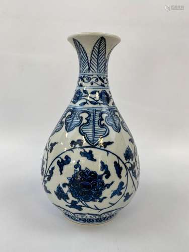 PETIT VASE PIRIFORME EN PORCELAINE BLEU BLANC A DECOR DE VOL...