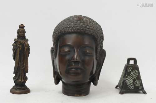 LOT comprenant : une Guanyin en bronze, Haut.: 11 cm. une tê...
