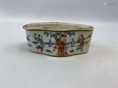 BOITE A CRIQUETS EN PORCELAINE ET EMAUX DANS LE GOUT DE LA F...