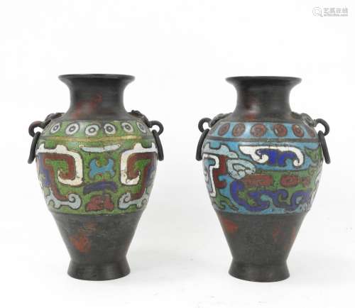 JAPON : Paire de petits vases en bronze et émaux cloisonnés ...