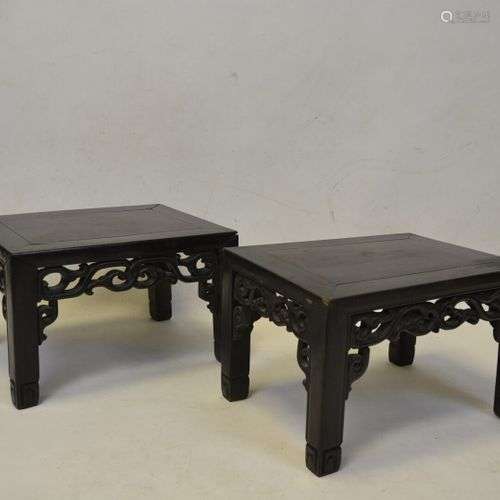 PAIRE DE PETITES TABLES EN BOIS INDIGNE SCULPTE Chine, De fo...