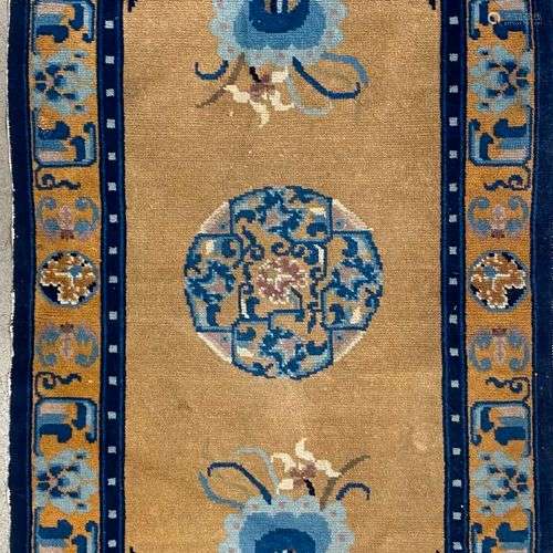 TAPIS Chine Sur fond crème le décor en bleu représente des v...