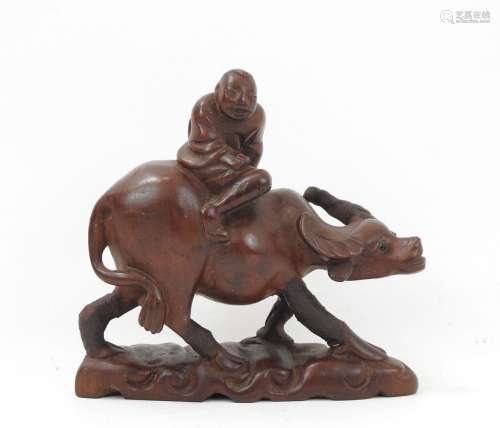 CHINE : Homme sur le dos d'un buffle. Groupe en bois sculpté...