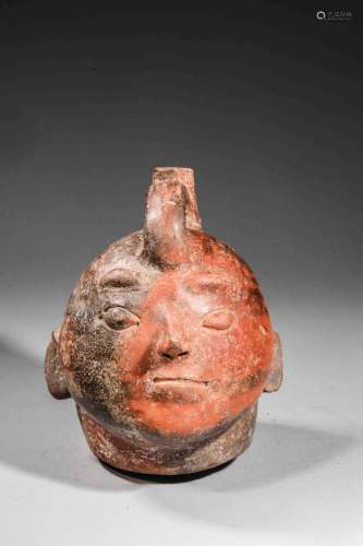 Vase représentant un visage humain en relief Terre cuite à e...