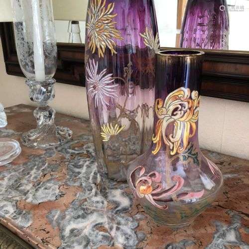 Réunion de 2 vases en verre à décor émaillé de fleurs H 35 e...
