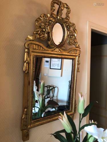 Fronton de miroir en bois mouluré et doré à décor de nœud en...
