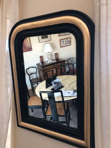 Miroir de forme arrondi en bois peint en noir et doré 64x50c...