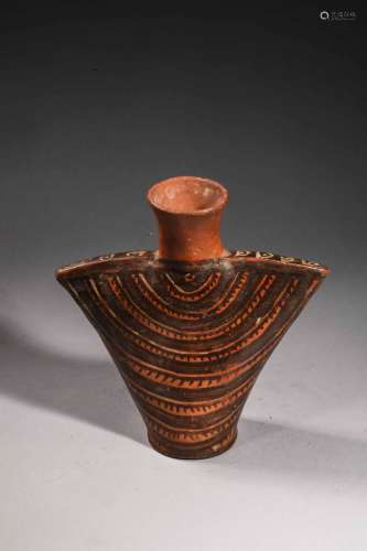 Vase représentant un poncho décoré de bands ocres, brunes, n...