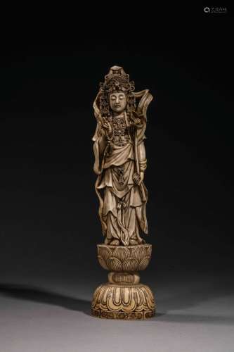 Okimono en ivoire sculpté représentant une déesse à la large...