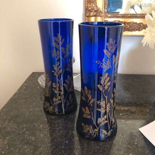 Paire de vases cornets en verre bleui à décor émaillé de feu...