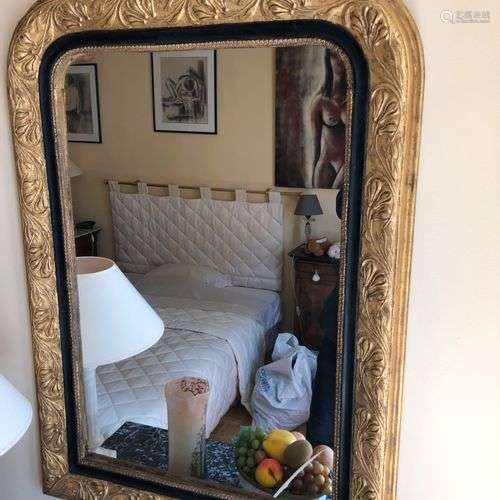 Miroir de forme arrondie en bois peint en noir et doré 83x63...