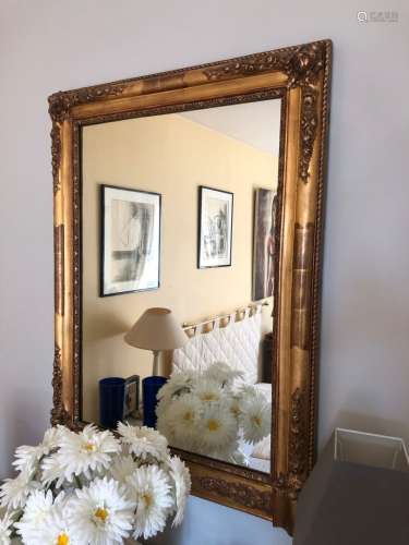 Miroir en bois et stuc doré à décor dans les écoinçons de fl...