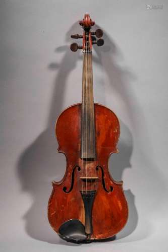 Violon 4/4, portant une étiquette Amati, mauvais état.