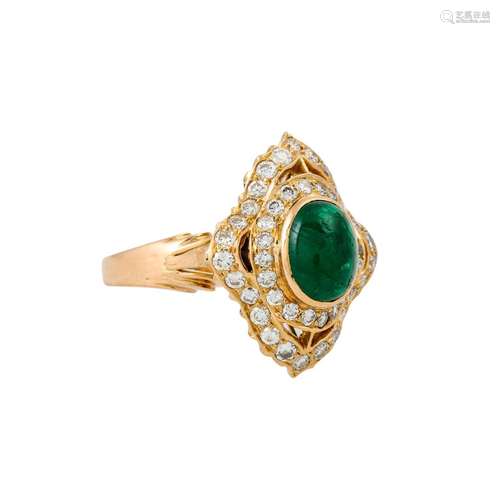 Ring mit Smaragd und Brillanten von zus. ca. 1,0 ct,