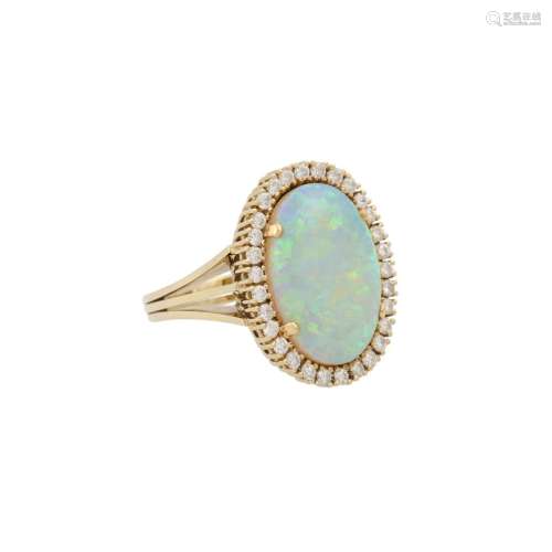 Ring mit ovalem Opal entouriert von Brillanten