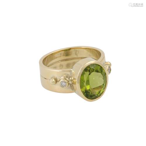 Ring mit oval fac. Peridot ca. 5 ct und 2 kl. Brillanten