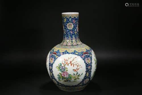 Famille rose sky ball bottle in Qing Dynasty