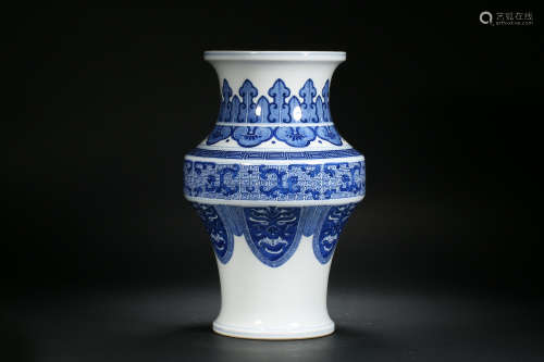 Blue and white flower vase in Qing Dynasty