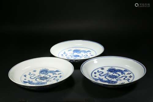 A set of Qing Dynasty blue and white dragon pattern large pl...