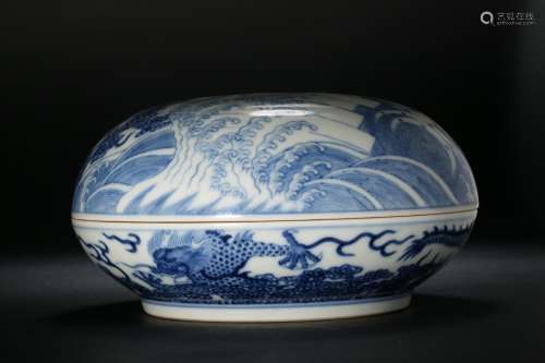 Blue and white dragon powder box Qing Dynasty