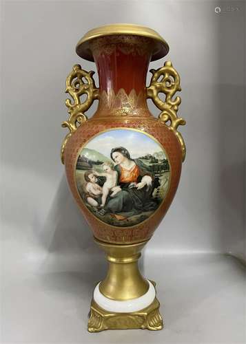 A QING DYNASTY ENAMELS WESTERNER ORNAMENTAL BOTTLE