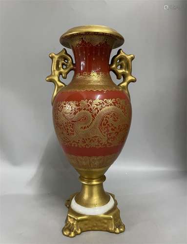 A QING DYNASTY ENAMELS WESTERNER ORNAMENTAL BOTTLE