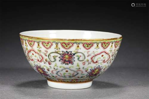 A QING DYNASTY FAMILLE ROSE INTERLOCKING LOTUS PATTERN BOWL