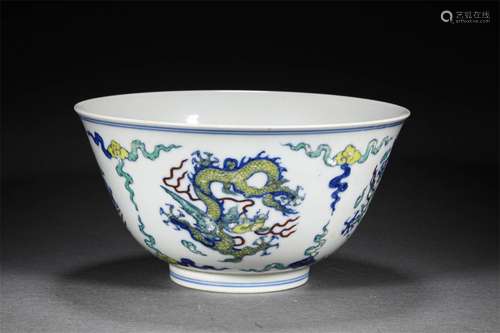 A MING DYNASTY CLASHING COLOR ROUND DRAGON BOWL