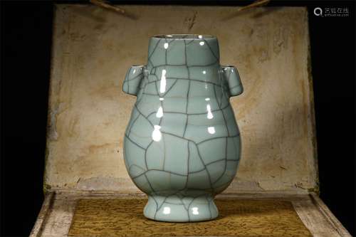 A SONG DYNASTY GE KILN ORNAMENTAL BOTTLE