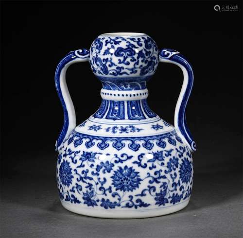 A QING DYNASTY BLUE AND WHITE INTERLOCKING BRANCH LOTUS ORNA...