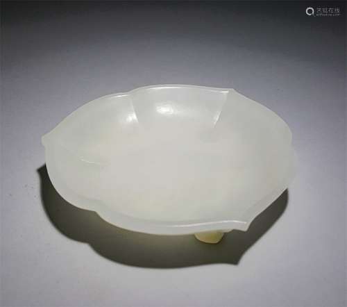 A QING DYNASTY HETIAN JADE THREE-LEGGED LOTUS PLATE