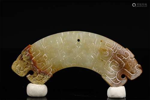 A WARRING HETIAN JADE DRAGON GRAIN JADE PENDANT