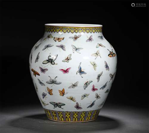 A QING DYNASTY FAMILLE ROSE HUNDREDS BUTTERFLY JAR