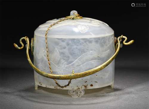 A LIAO DYNASTY AGATE PHOENIX PATTERN HANDLE COVER BOX