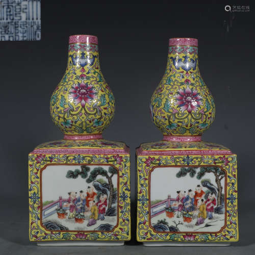 PAIR OF QIANLONG MARK FAMILLE ROSE GLAZE VASES