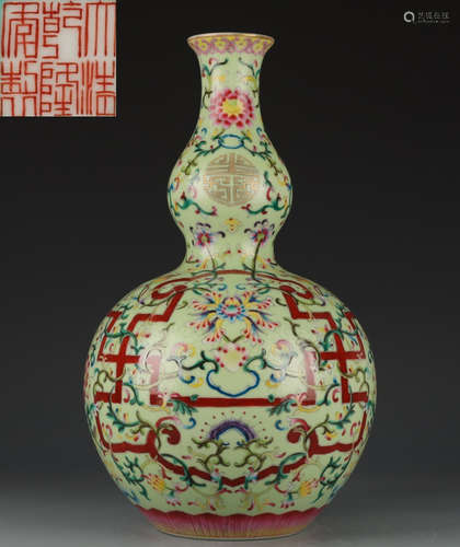 QIANLONG GREEN GLAZE GOURD VASE