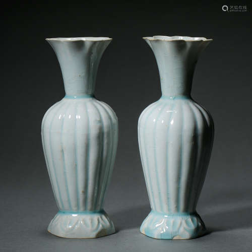 A PAIR OF MELON-SHAPED FLOWER-MOUTH VASES, HUTIAN WARE, SOUT...
