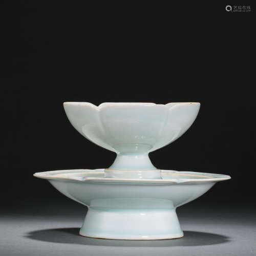 A SET OF HUTIAN WARE FLOWER MOUTH CUP AND SAUCER, SOUTHERN S...