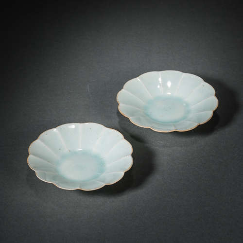 A PAIR OF HUTIAN WARE CELADON PLATES WITH FLOWER SHAPED MOUT...