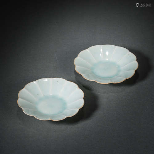 A PAIR OF HUTIAN WARE CELADON PLATES WITH FLOWER SHAPED MOUT...
