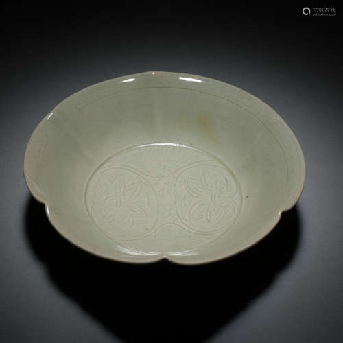 NORTHERN SONG DYNASTY, CHINESE YUE WARE CELADON FLOWER MOUTH...