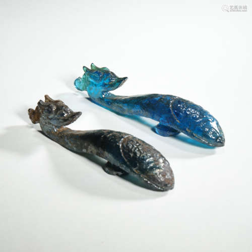 CHINESE HAN DYNASTY, COLORED GLASS MADE BELT HOOK