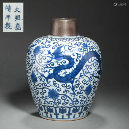 A BLUE AND WHITE DRAGON-PATTERNED JAR, JIAJING PERIOD OF THE...