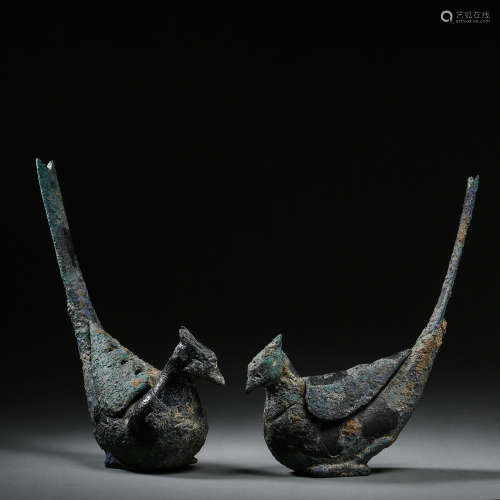 A PAIR OF CHINESE HAN DYNASTY BRONZE BIRDS